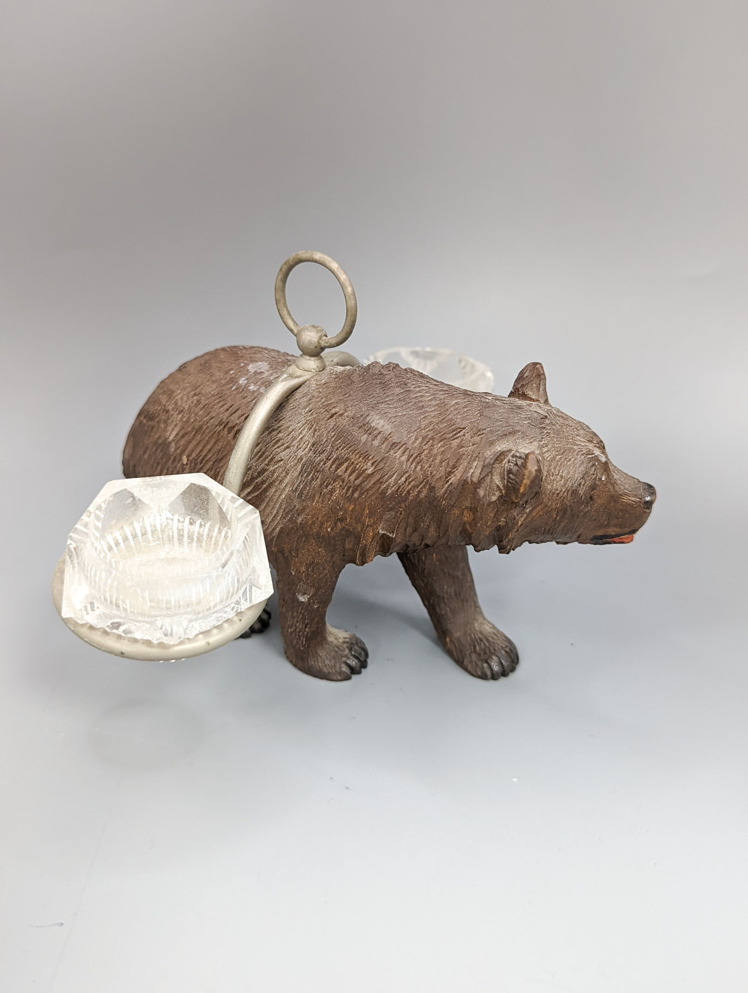 A Black forest carved bear cruet, width 13cm, and a similar stampbox, early 20th century